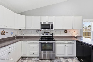 This beautiful three bedroom, two bathroom has vaulted ceilings - photo 9