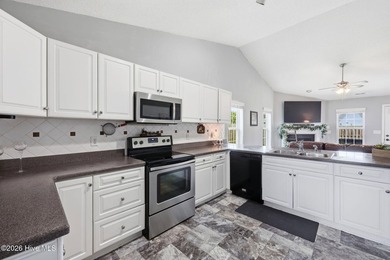This beautiful three bedroom, two bathroom has vaulted ceilings - photo 10
