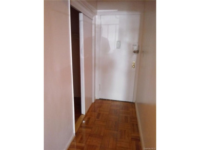 Welcome to the Heart of the Northeast Bronx! Discover this