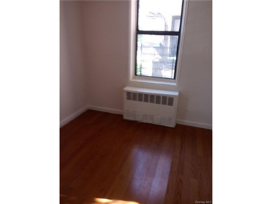 Welcome to the Heart of the Northeast Bronx! Discover this