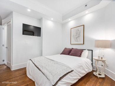 Beautifully updated residence in a charming East Lincoln Park