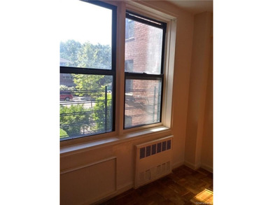 Welcome to the Heart of the Northeast Bronx! Discover this