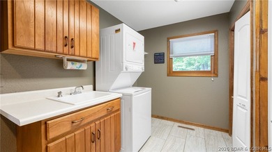 Inviting Lake Home in prestigous Foxhead Shores Estates brings - photo 17