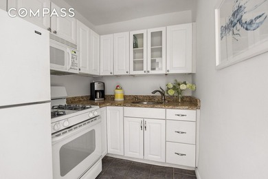 Welcome home to this sunny and peaceful one bedroom unit in the - photo 3