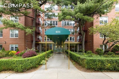 Welcome home to this sunny and peaceful one bedroom unit in the - photo 9