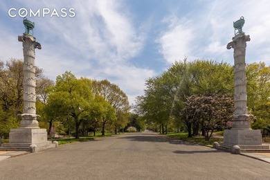 Welcome home to this sunny and peaceful one bedroom unit in the - photo 10