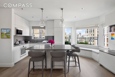 **CHIC, SOPHISTICATED PENTHOUSE** with a beautifully landscaped - photo 1