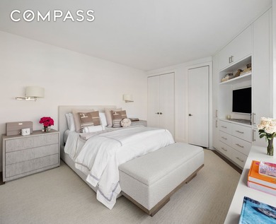 **CHIC, SOPHISTICATED PENTHOUSE** with a beautifully landscaped - photo 3