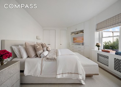 **CHIC, SOPHISTICATED PENTHOUSE** with a beautifully landscaped - photo 4