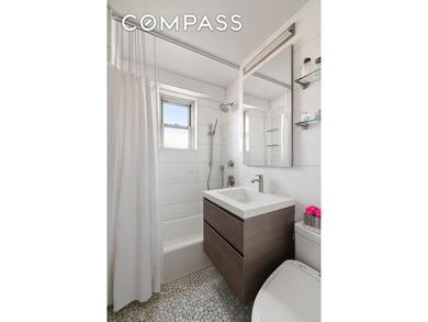 **CHIC, SOPHISTICATED PENTHOUSE** with a beautifully landscaped - photo 5