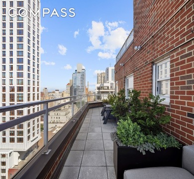 **CHIC, SOPHISTICATED PENTHOUSE** with a beautifully landscaped - photo 6
