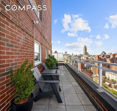 **CHIC, SOPHISTICATED PENTHOUSE** with a beautifully landscaped - photo 7