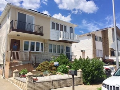 Handyman special by the water! This 1 family semi-attached home - photo 1