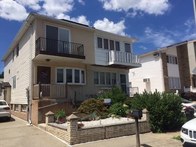 Handyman special by the water! This 1 family semi-attached home - photo 3
