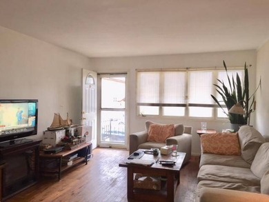 Handyman special by the water! This 1 family semi-attached home - photo 5