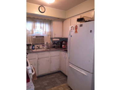 Handyman special by the water! This 1 family semi-attached home - photo 6