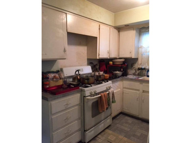 Handyman special by the water! This 1 family semi-attached home - photo 7