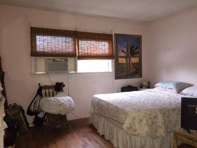 Handyman special by the water! This 1 family semi-attached home - photo 8