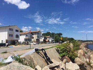 Handyman special by the water! This 1 family semi-attached home - photo 10