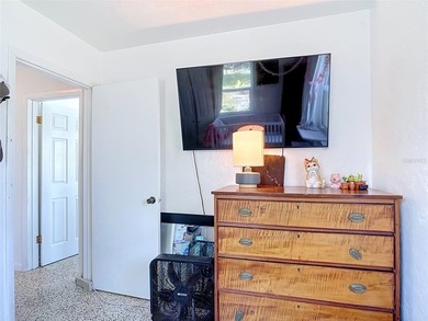 Welcome to this adorable 2-bedroom, 1-bath home with comfortable - photo 12