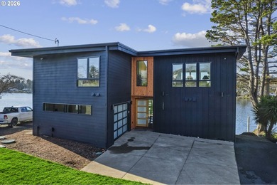 Completed in December 2024, this exquisite lakefront retreat - photo 2