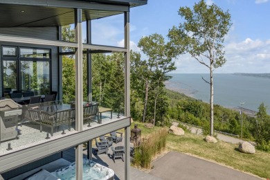 Lake Home For Sale in Les ÉBoulements, 