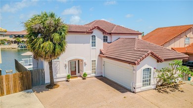 Refined coastal living in a quiet, sought-after enclave of North - photo 3