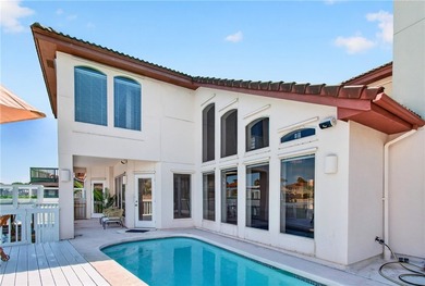 Refined coastal living in a quiet, sought-after enclave of North - photo 4