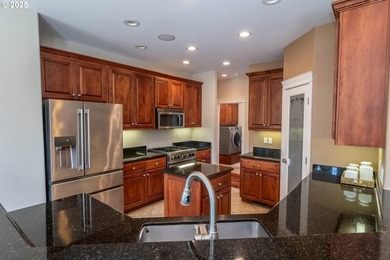 Beautiful 5-bed, 4-bath custom home on nearly one acre in a - photo 6