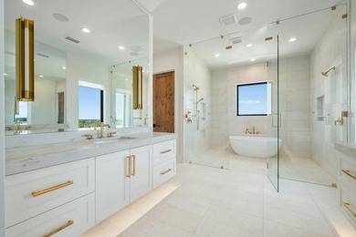 Luxury Living in Summit Rock at Horseshoe Bay! This stunning - photo 5