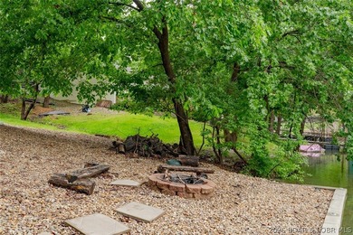 Welcome to lake living at its best! This must-see 3-bedroom - photo 23