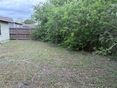 Nice house recently updated, roof is about 2 yrs old, ac - photo 3