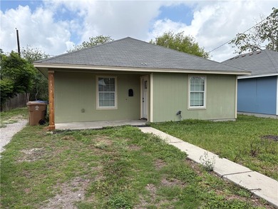 Nice house recently updated. Roof is only about 2 years old. Ac - photo 1