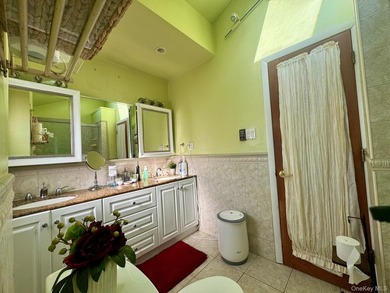 Exceptional townhouse in the highly sought-after Whitestone - photo 8