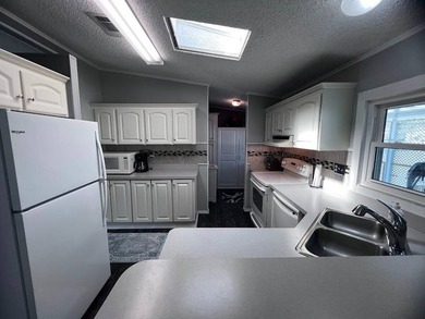 Beautifully updated and move-in ready 2 bedroom, 2 bath home - photo 4