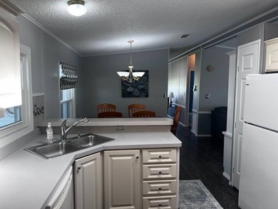 Beautifully updated and move-in ready 2 bedroom, 2 bath home - photo 6