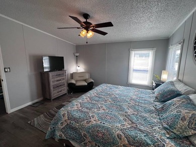Beautifully updated and move-in ready 2 bedroom, 2 bath home - photo 8