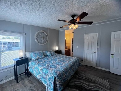 Beautifully updated and move-in ready 2 bedroom, 2 bath home - photo 9