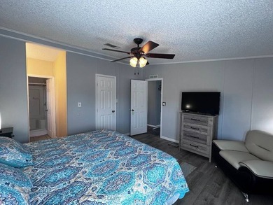 Beautifully updated and move-in ready 2 bedroom, 2 bath home - photo 10
