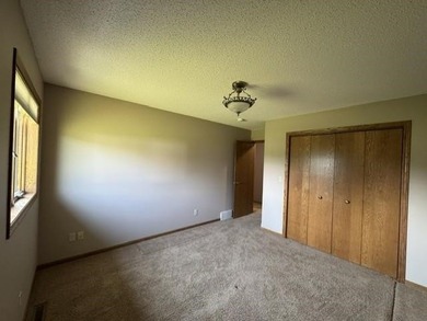 Unbelievable amount of space in this quality built 5 bed, 3 bath - photo 11