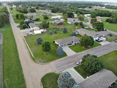 Unbelievable amount of space in this quality built 5 bed, 3 bath - photo 31