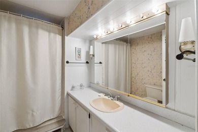 Welcome to this charming and well-maintained 2 bedroom, 2 - photo 23