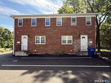 Fantastic townhouse-style condo located in the highly desirable - photo 1