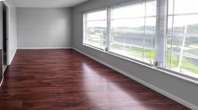 Exceptional value!! Bright, spacious Apt w/open layout, fresh - photo 13