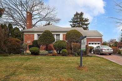 Location to all! Walk to shopping, dining, schools, LIRR - photo 1