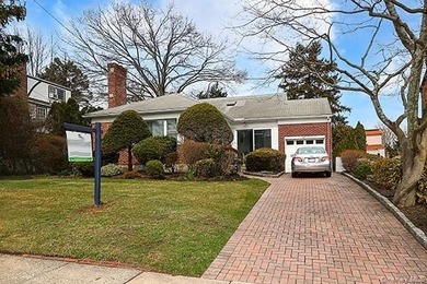 Location to all! Walk to shopping, dining, schools, LIRR - photo 2