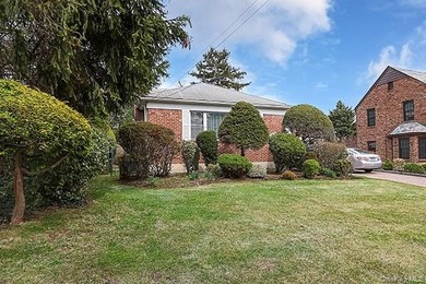 Location to all! Walk to shopping, dining, schools, LIRR - photo 3
