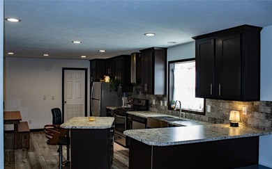 Immaculate living in a country setting. Very well maintained - photo 3