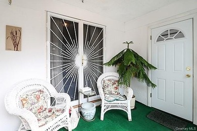 Location to all! Walk to shopping, dining, schools, LIRR - photo 4