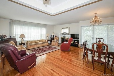 Location to all! Walk to shopping, dining, schools, LIRR - photo 6
